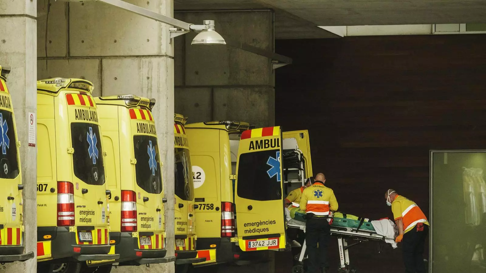 Personal sanitari treballant a l’Hospital de Bellvitge.