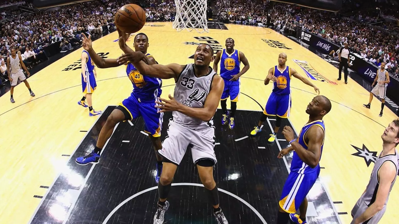 Boris Diaw, dels Spurs, entra a cistella