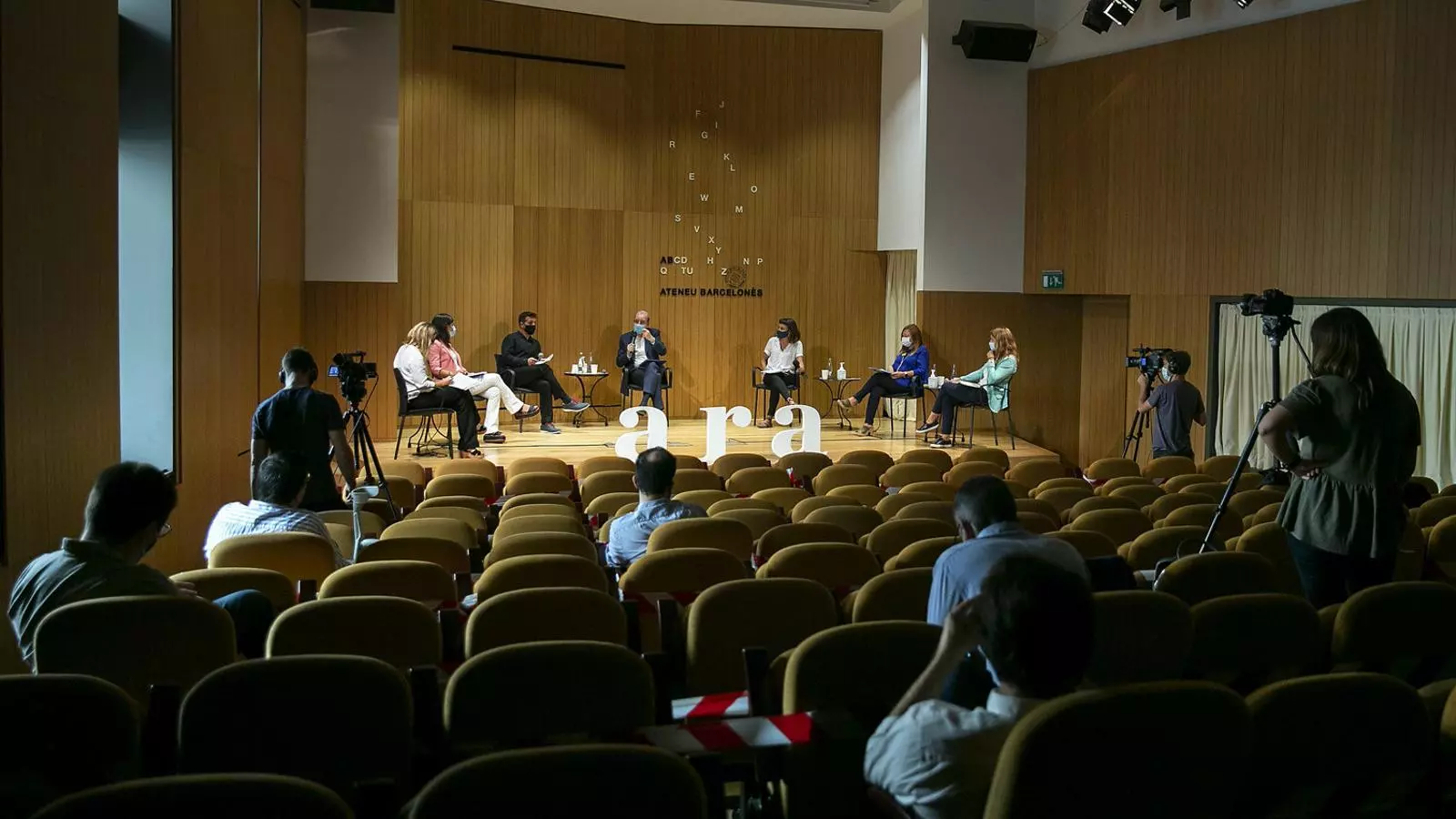 Antoni Bassas moderant el debat entre Elsa Artadi, Marta Vilalta, Marc Parés, Maria Rovira, Montse Candini i Marta Pascal.