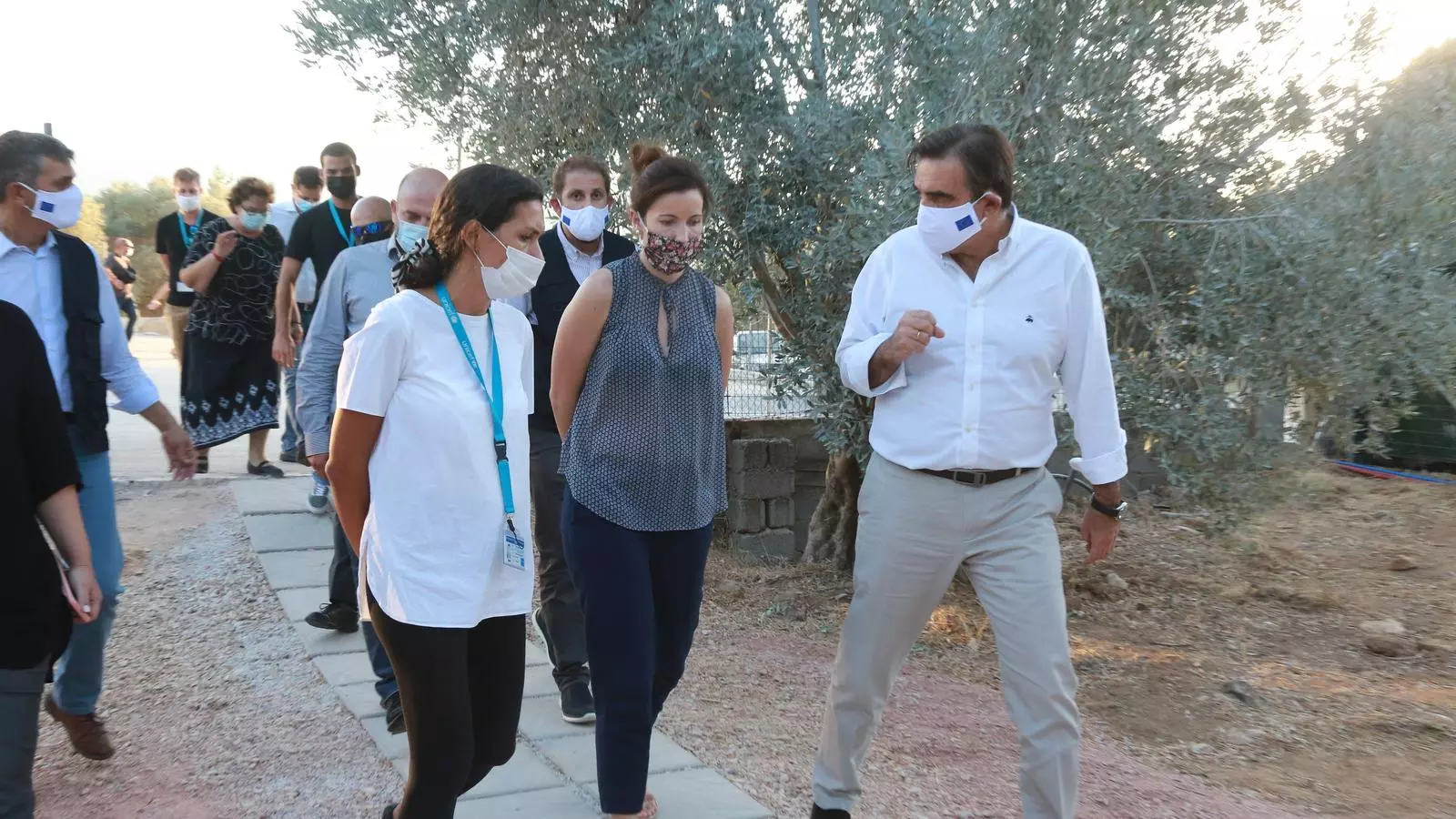 El vicepresident de la Comissió Europea, Margaritis Schinas, amb membres de l'ONG Iliahtida en la seva visita a Grècia després de l'incendi de Mória.