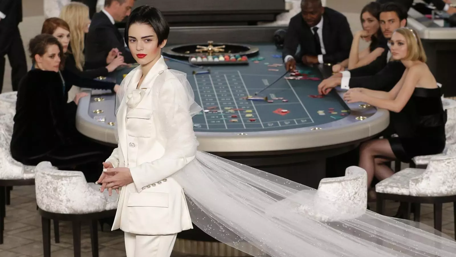 La model Kendal Jenner, amb un original vestit de núvia / REUTERS