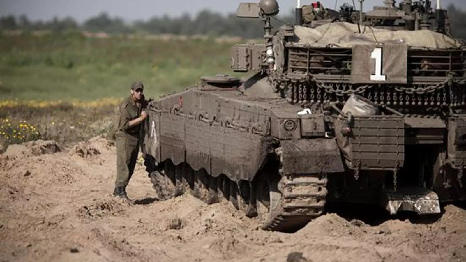 Un soldat israelià neteja el tanc a prop de la frontera entre Israel i el sud de Gaza