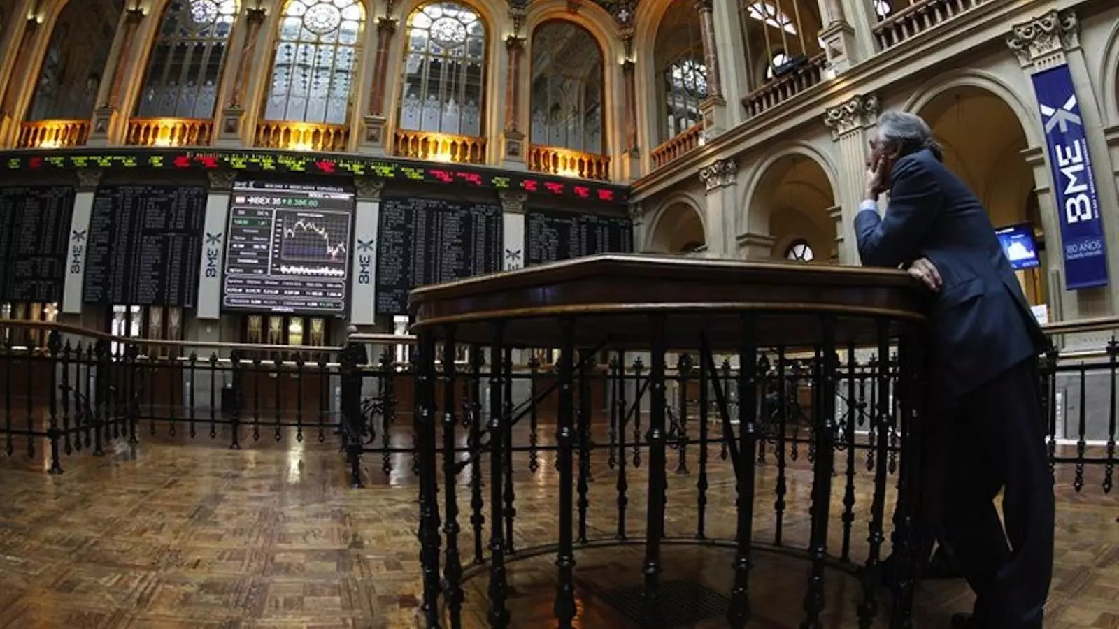 Les pantalles del palau de la borsa espanyola / EFE