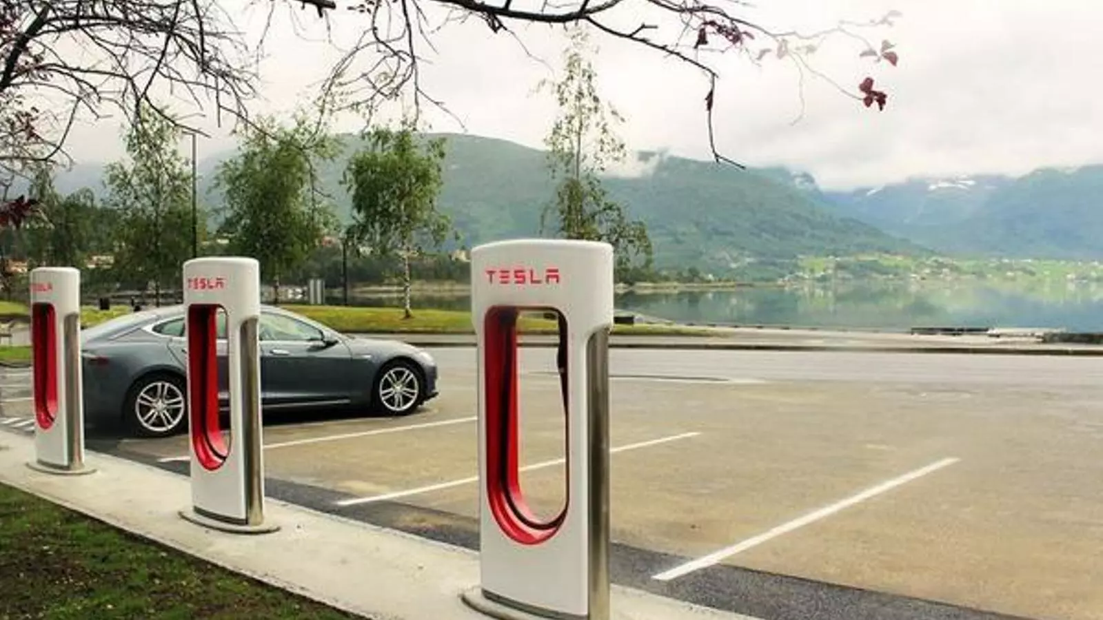 Tesla obrirà la seva xarxa de supercarregadors a qualsevol cotxe elèctric