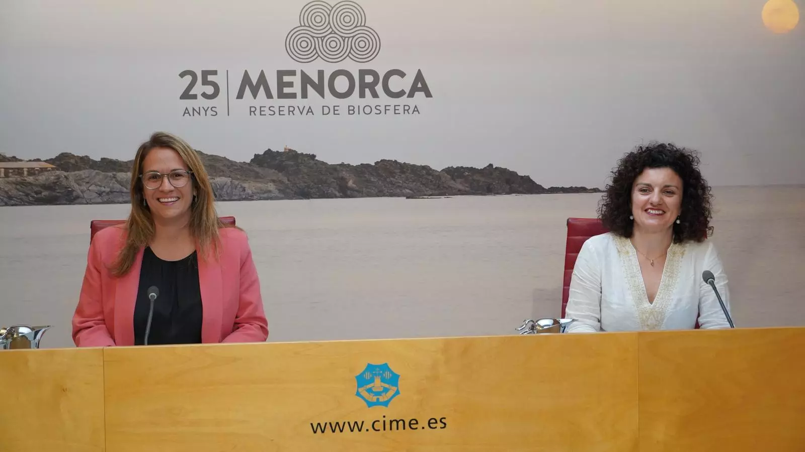 Susana Mora i Noemí Gomila, presidenta i consellera de Menorca.