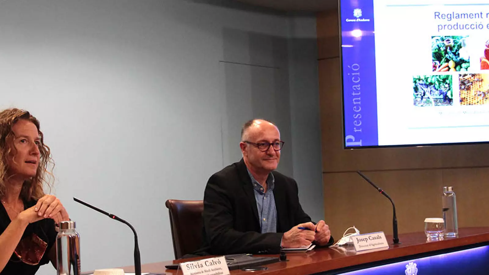 La ministra de Medi Ambient, Agricultura i Sostenibilitat, Sílvia Calvó, i el director d'Agricultura, Josep Casals, en el moment de la presentació del reglament relatiu a la producció ecològica.