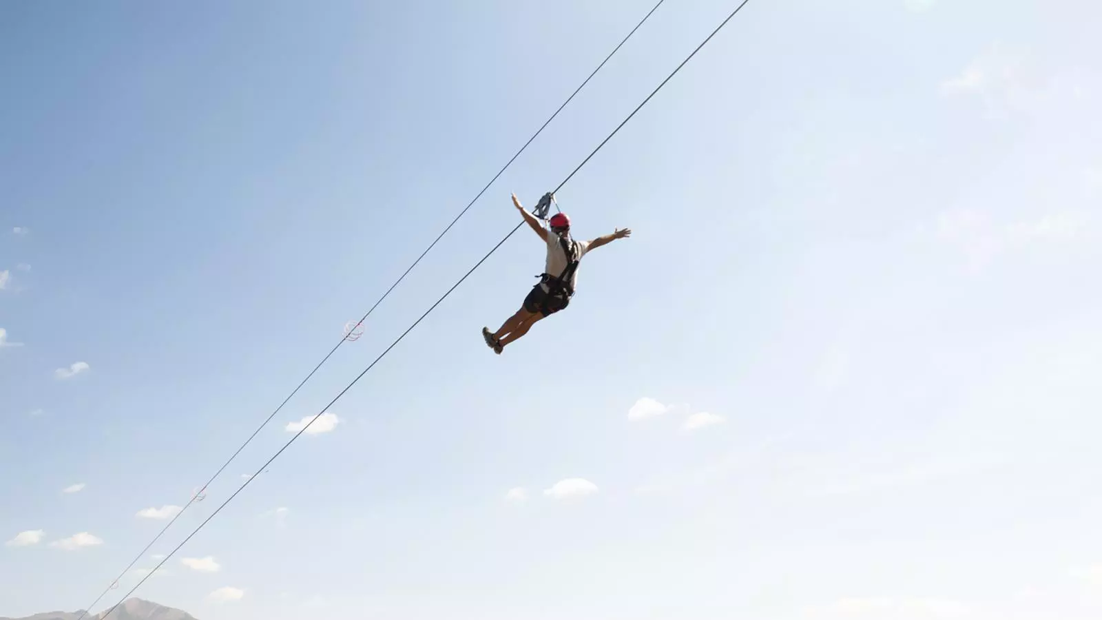 Un usuari de la tirolina de Vallnord - Pal Arinsal.