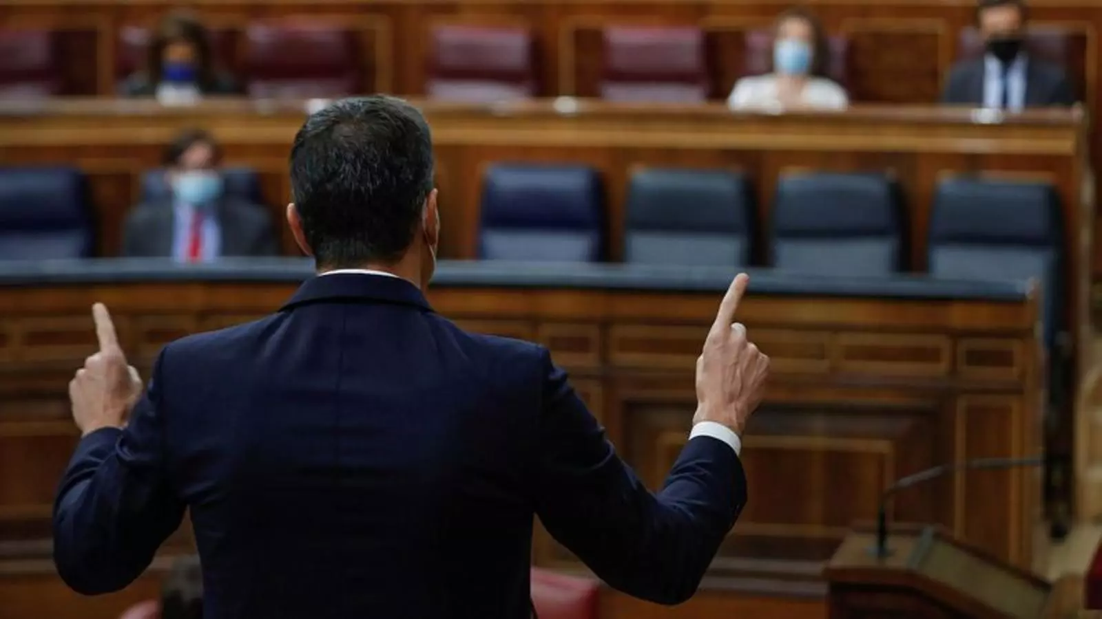 Pedro Sánchez, delante por ante la cabeza de la oposición, Pablo Casado, durante una sesión de control al Congreso .