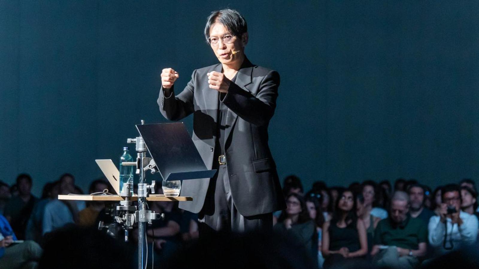 El arquitecto Junya Ishigami durante su intervención en el congreso de arquitectos de la UIA
