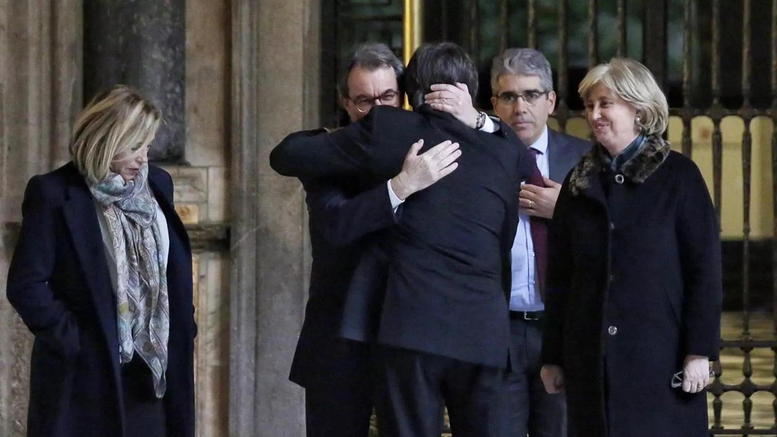 Artur Mas i Carles Puigdemont s'abracen al Palau de la Generalitat, en una imatge d'arxiu