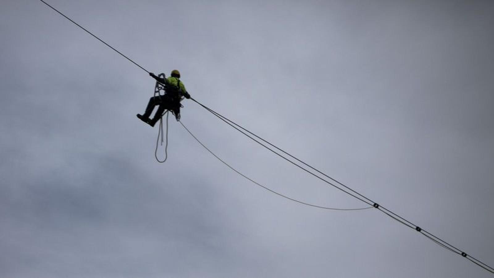 Un operario a una línea de alta tensión en Cataluña.