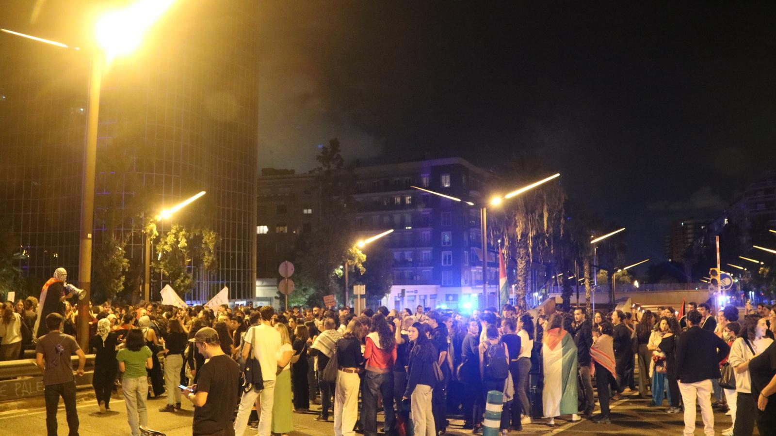 Cientos de personas se concentran ante el Consulado de Israel en Barcelona tras el asalto a la Flotilla