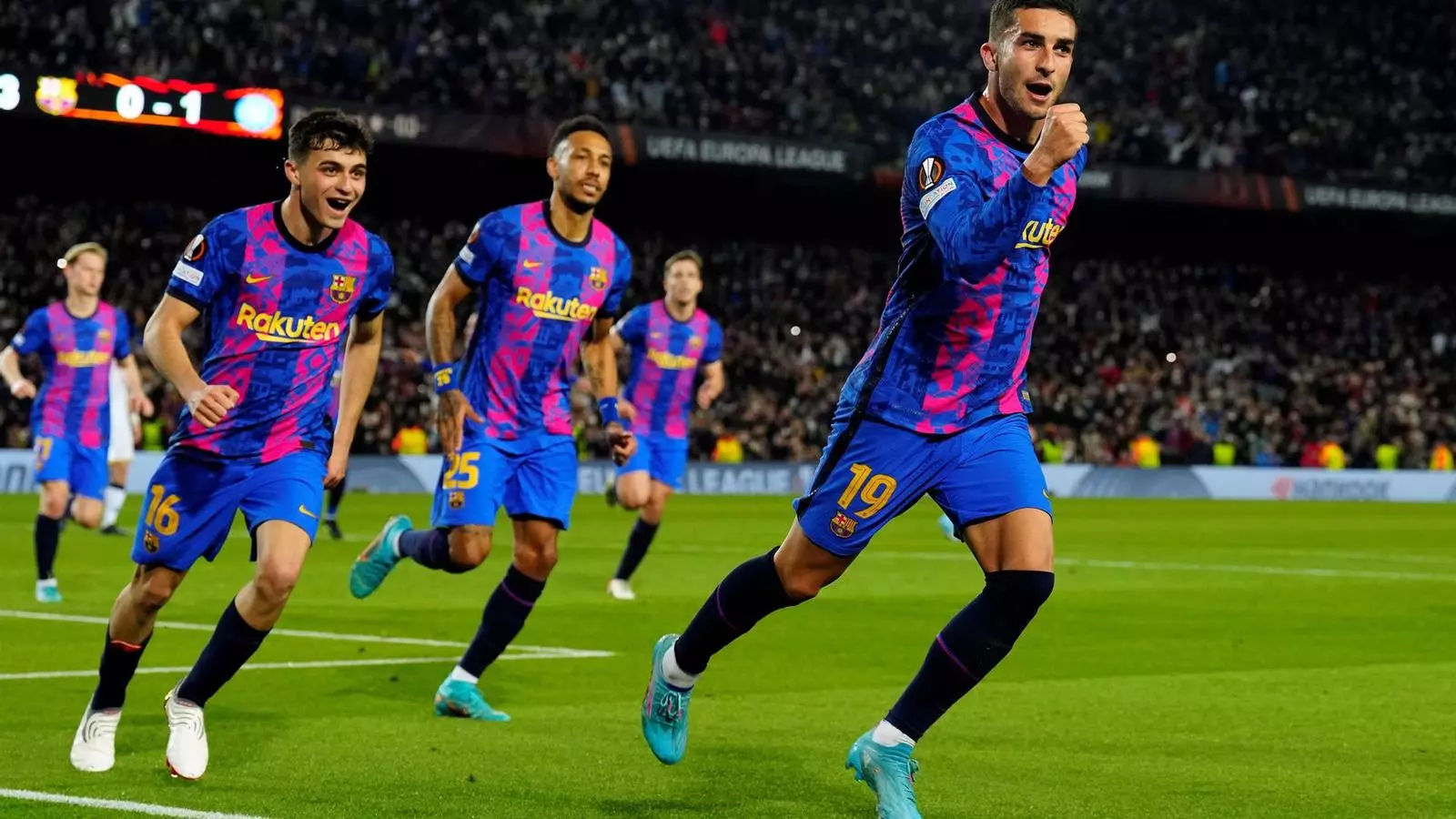 Ferran Torres, celebrant el gol de l'empat del Barça contra el Nàpols
