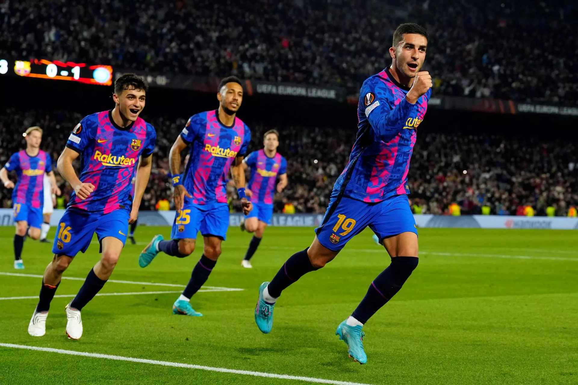 Ferran Torres, celebrant el gol de l'empat del Barça contra el Nàpols
