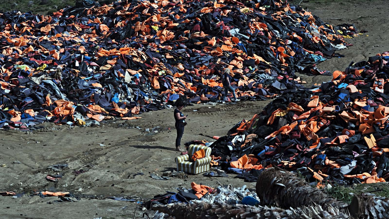 Miler d'armilles acumulades a l'illa grega de Lesbos