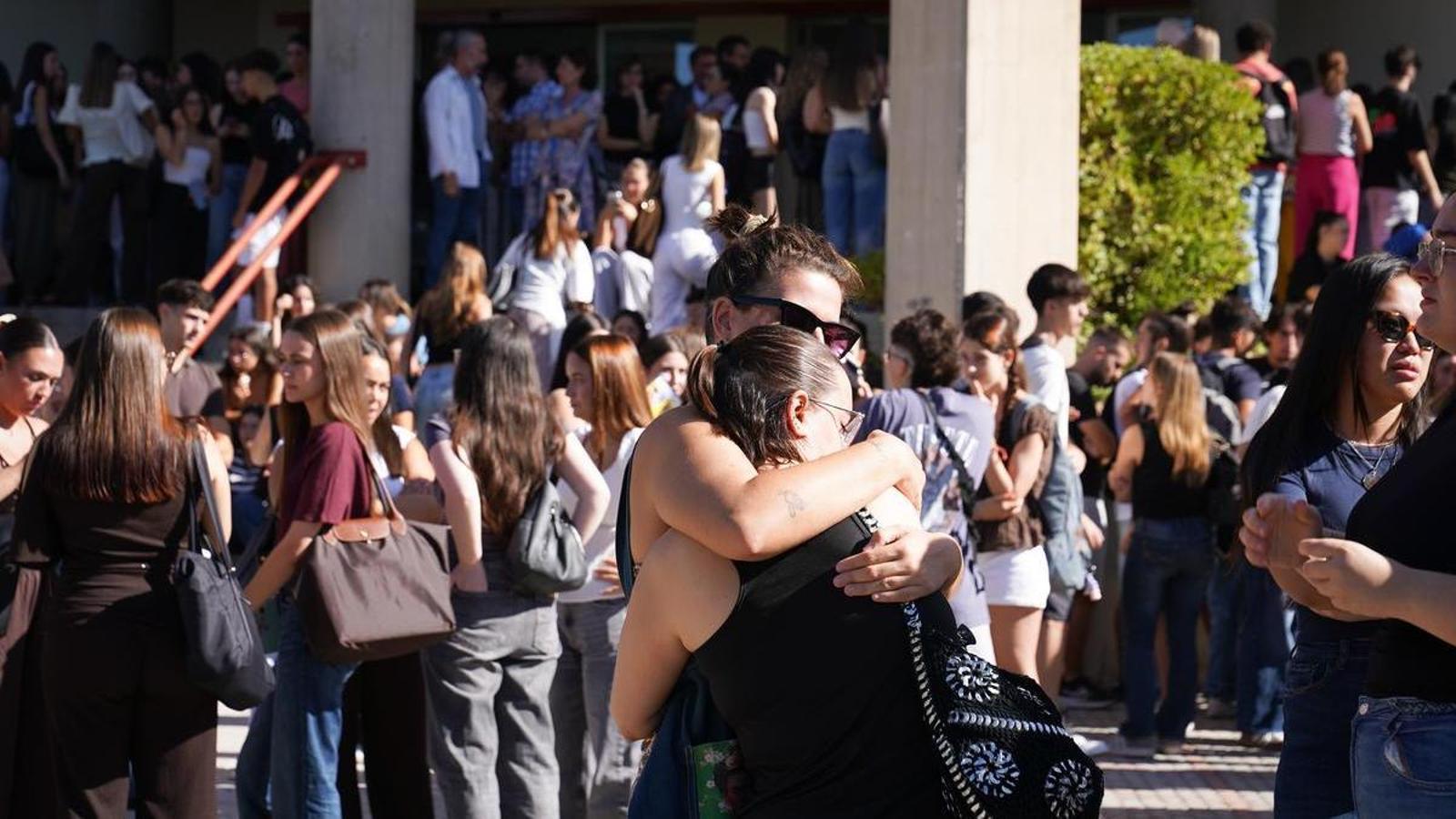 Participants in the minute of silence called by the University of Granada in memory of the student Claudia Tacoronte Aguilera, murdered in Mexico. On September 14, 2026