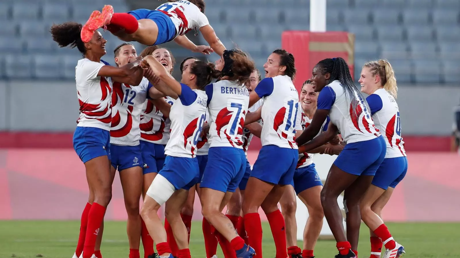 Fanny Horta, mantejada per les seves companyes al final del torneig de rugbi