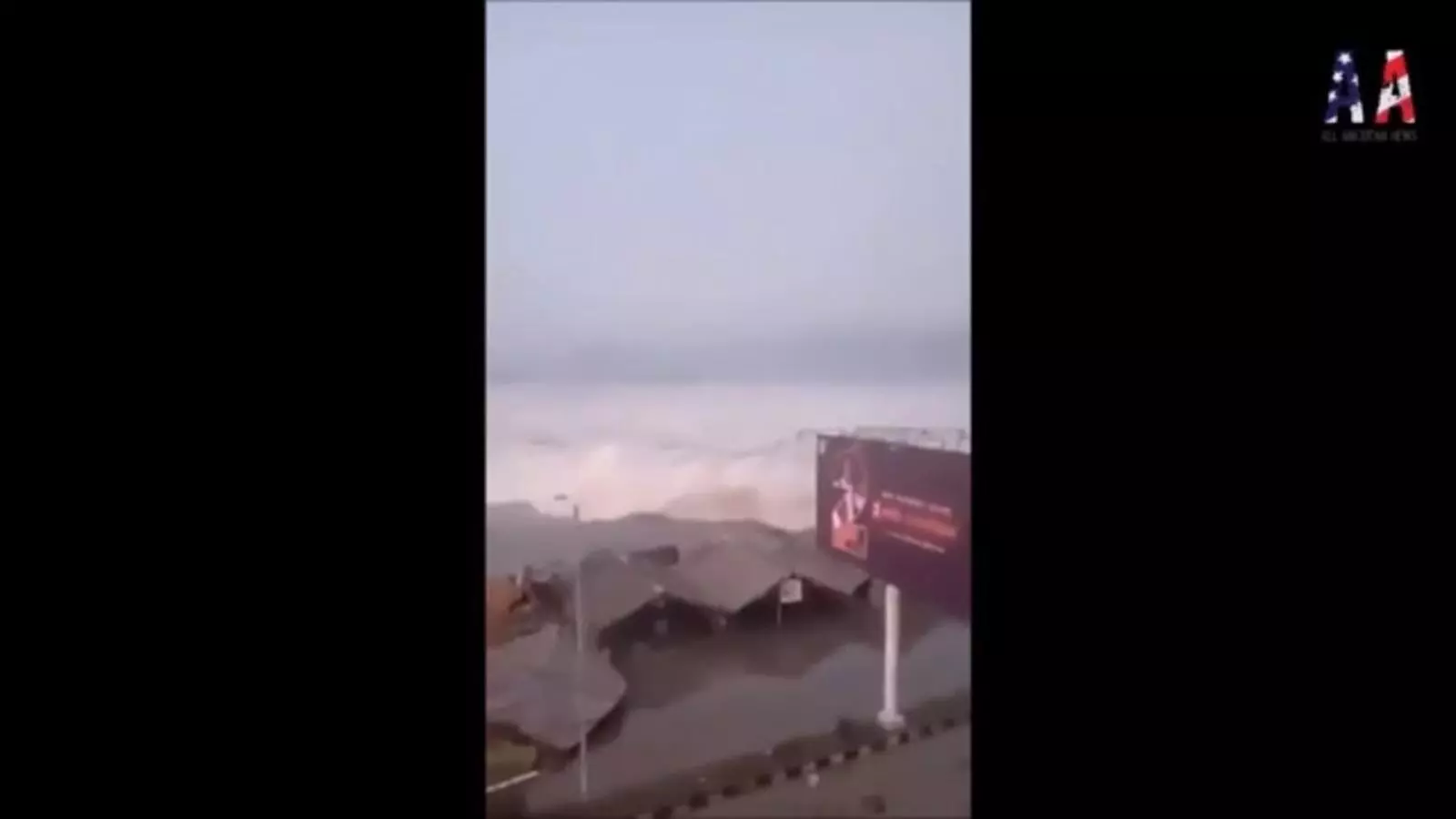 Un tsunami d'onades de fins a tres metres colpeja una illa d'Indonèsia després d'un terratrèmol de 7,5