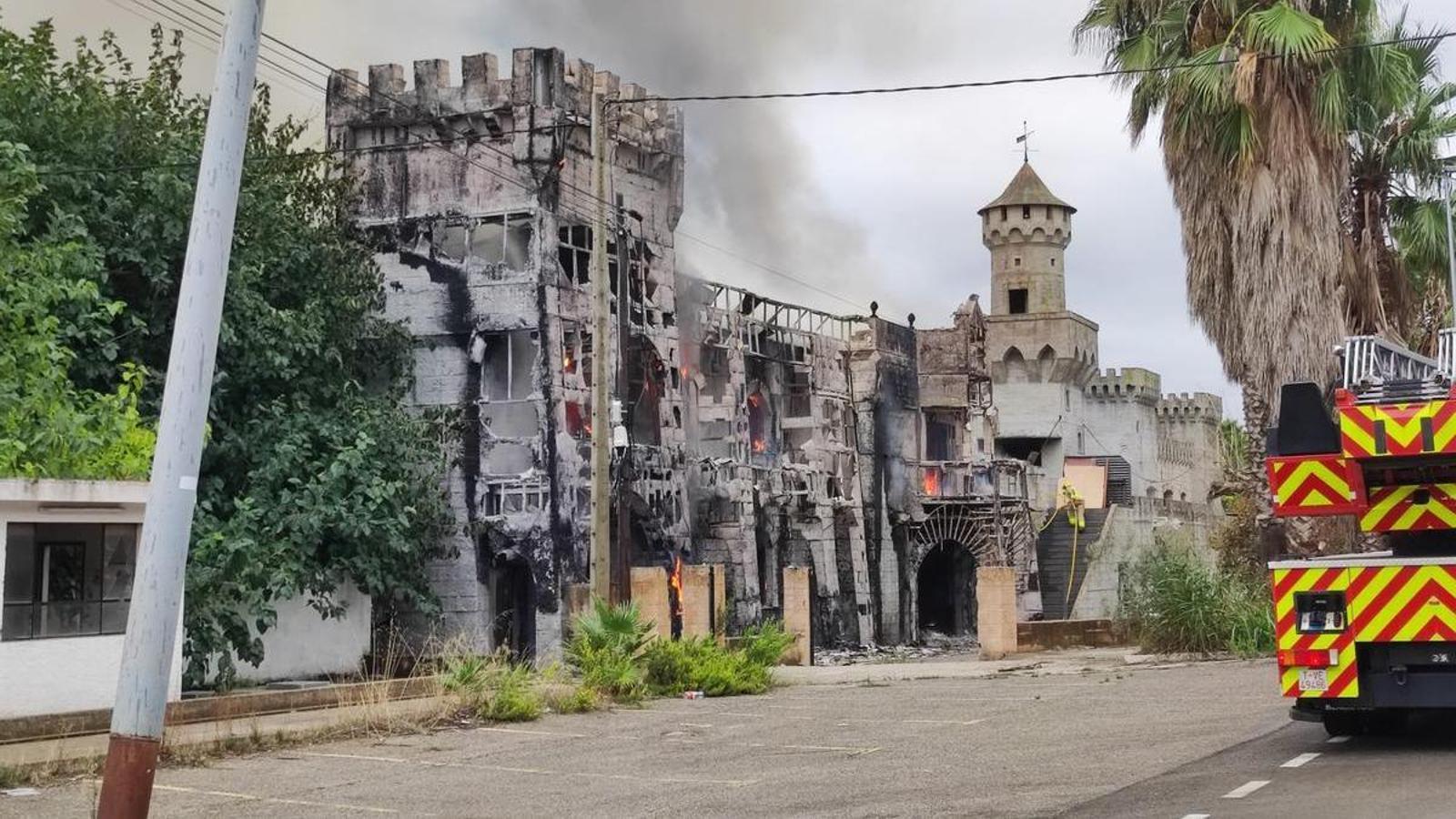 The abandoned restaurant El Álamo is burning