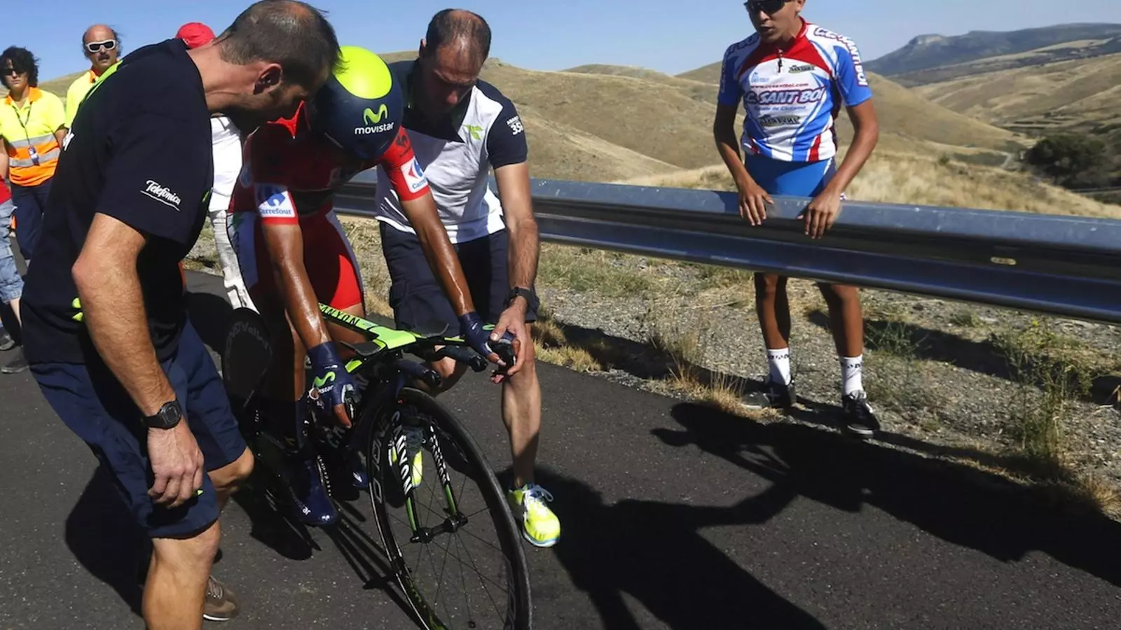 Nairo Quintana rep ajuda per reincorporar-se després de caure durant la desena etapa de La Vuelta / ANTONIO PORRAS / EFE