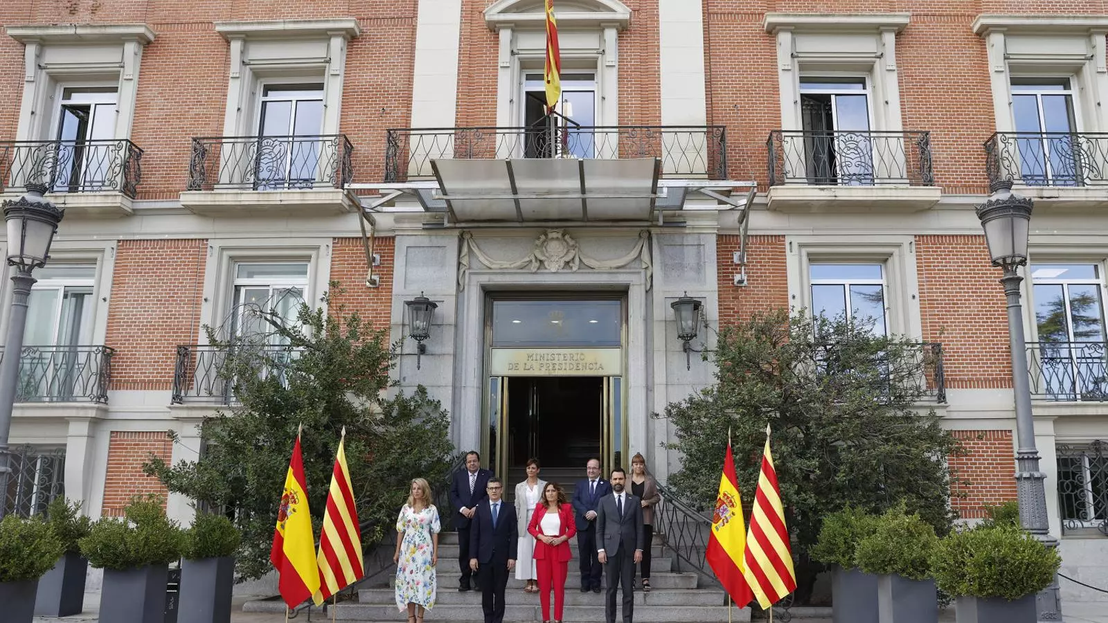 Foto de família de les delegacions de la Generalitat i del govern espanyol durant la tercera reunió de la taula de diàleg.