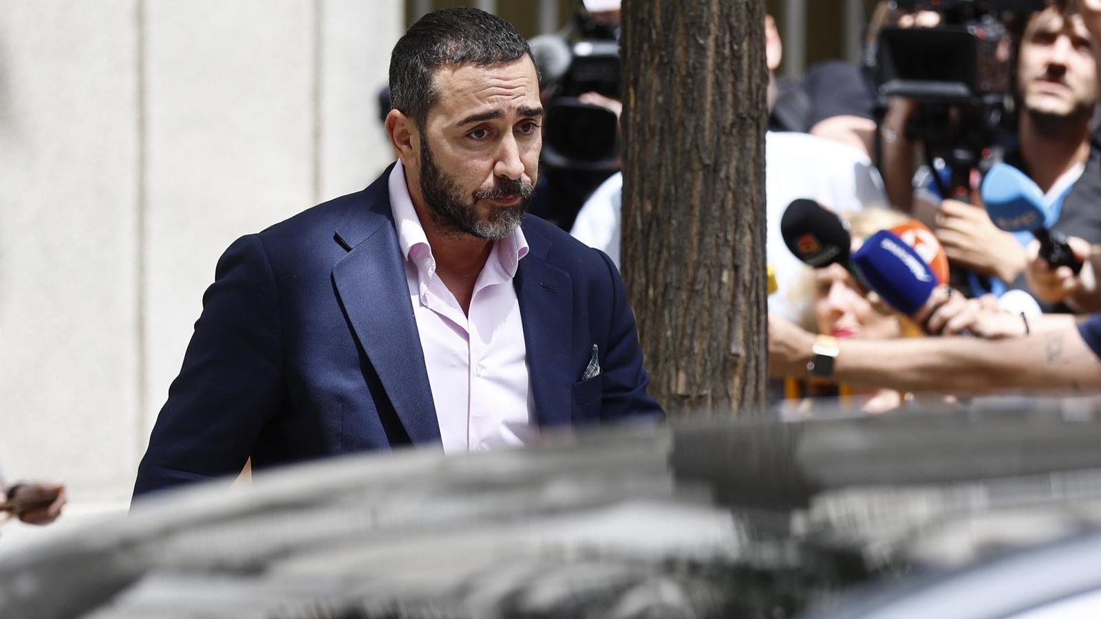 Víctor de Aldama leaving the Supreme Court after hearing the verdict