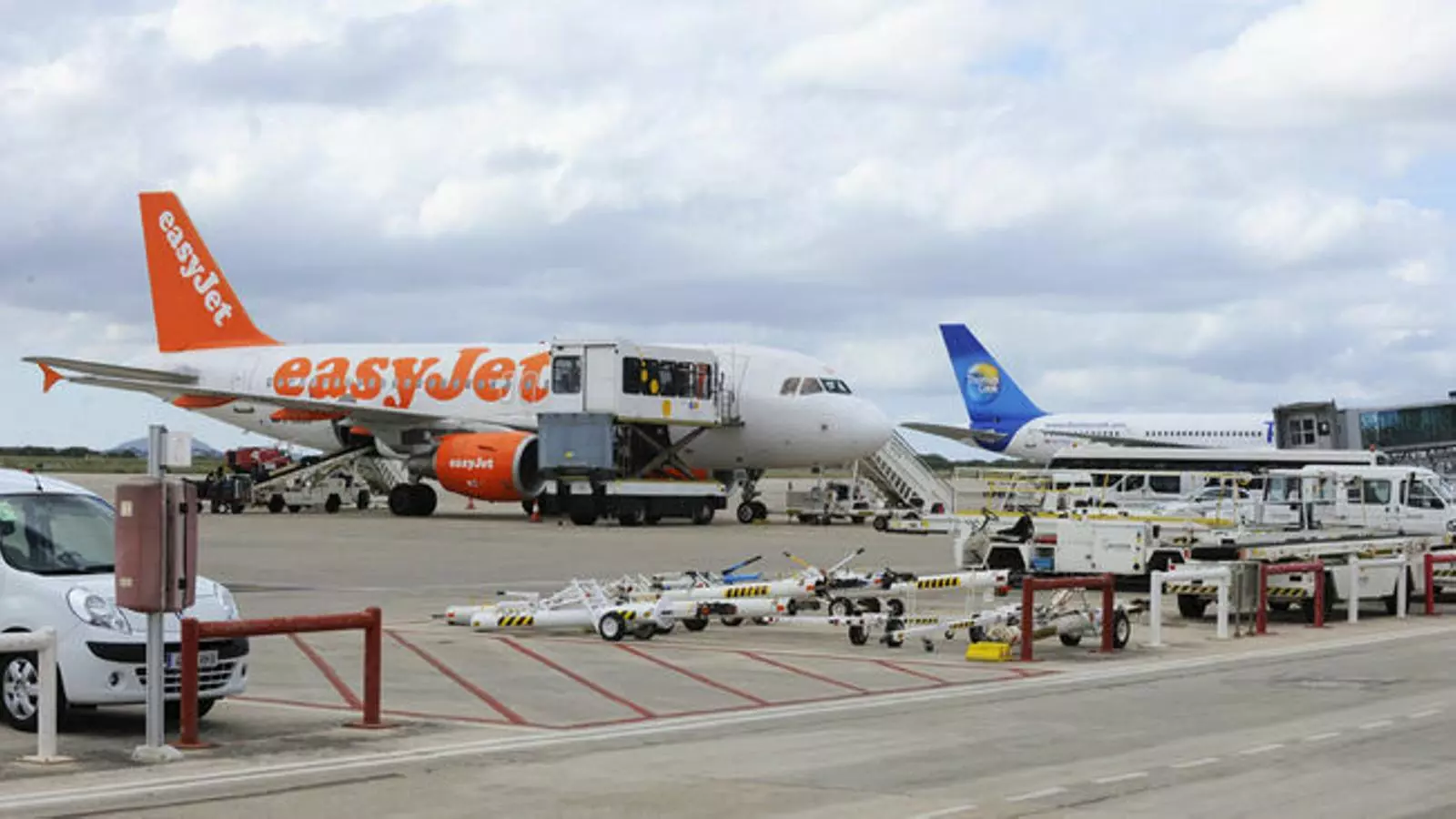 EasyJet garanteix la ruta entre Menorca i Londres, però encara resta per cobrir els 90.000 seients que deixa Thomas Cook.