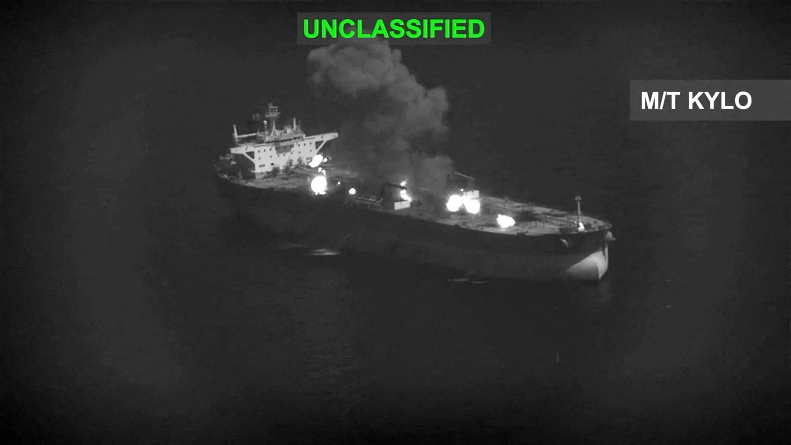 Un petrolero iraní atacado por el Mando Central de los Estados Unidos (CENTCOM), en un lugar desconocido en una captura de pantalla extraída de un vídeo publicado este sábado.