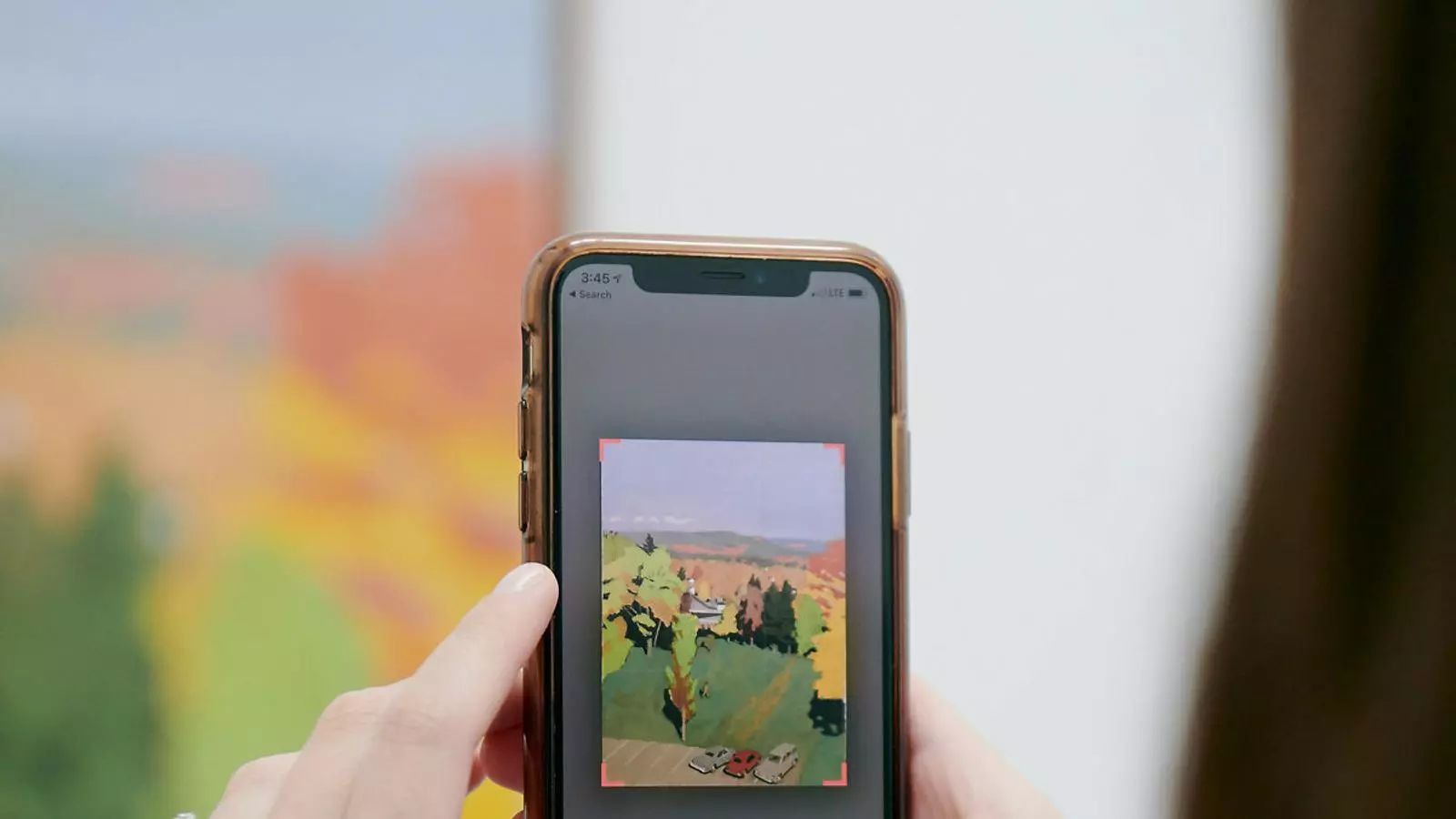 Jelena Cohen utilitzant l’aplicació Magnus al Parrish Art Museum.