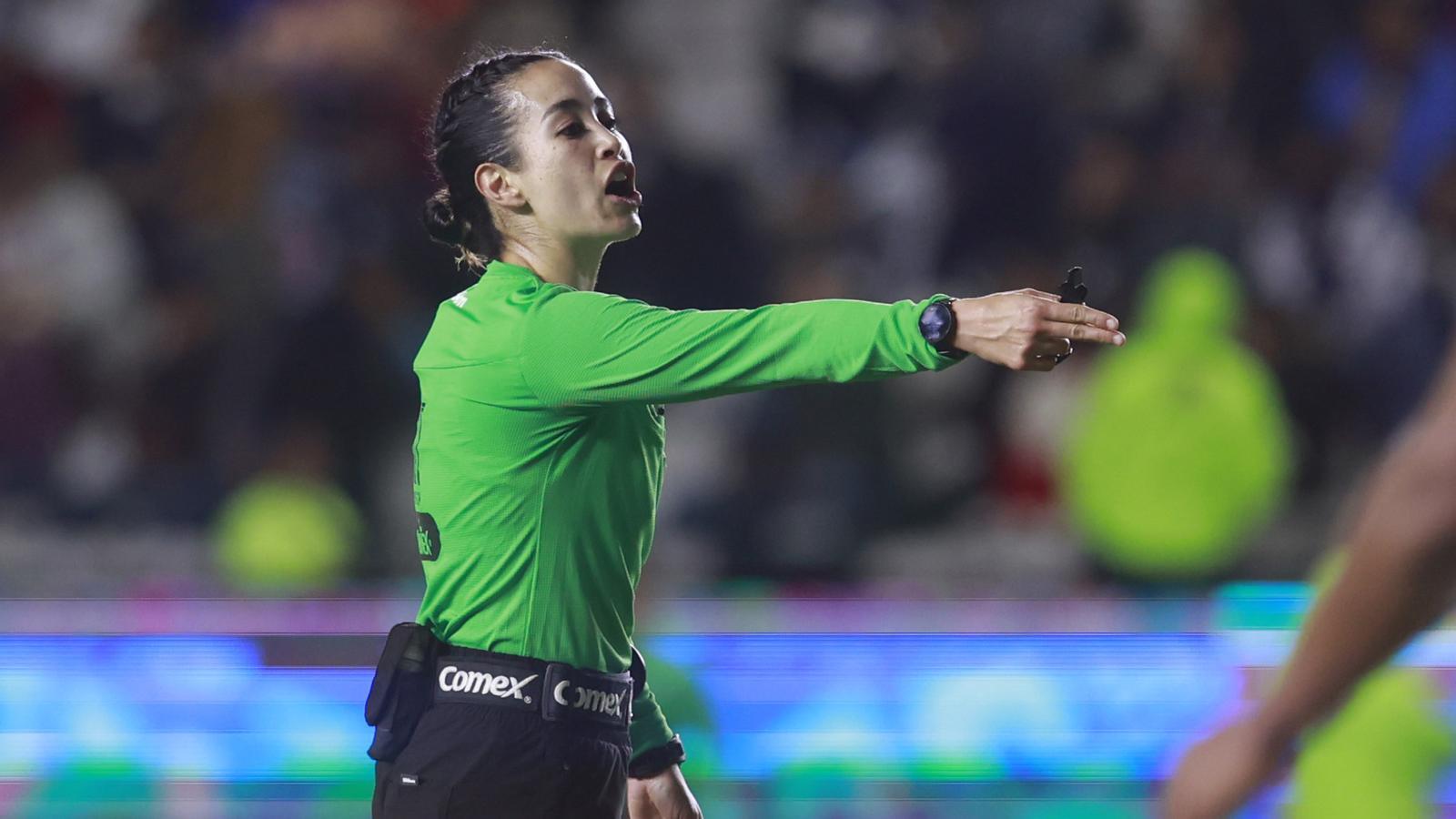 Katia García dirigiendo un partido de fútbol.