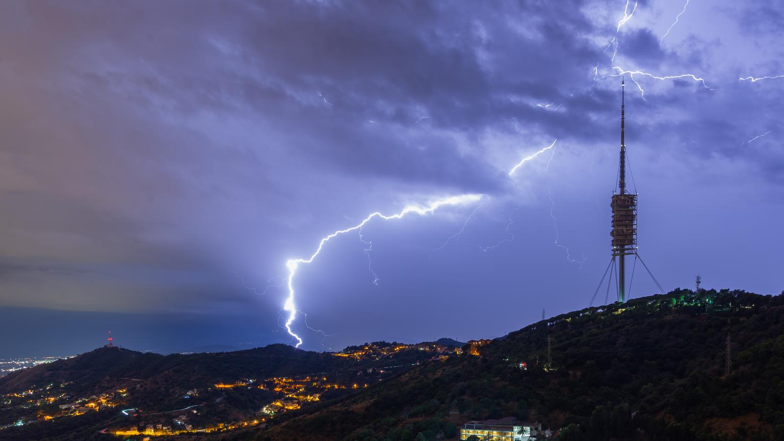 Image of the strong flash in Barcelona early Thursday morning.