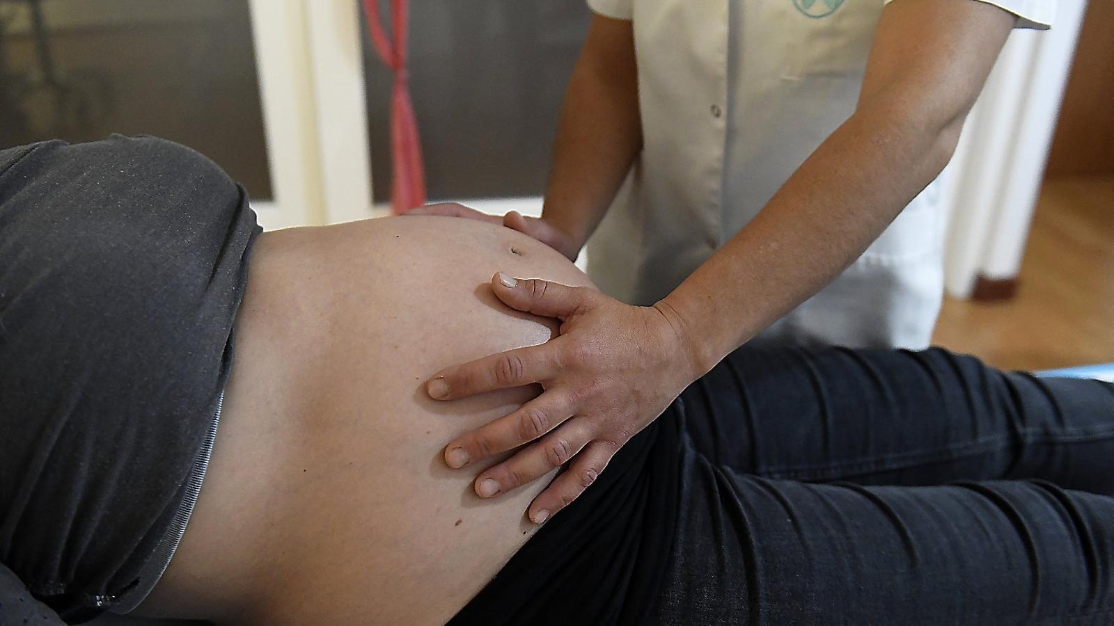 La fisioterapeuta Laia Duaigües en plena sessió amb la futura mare d’una nena de 32 setmanes.