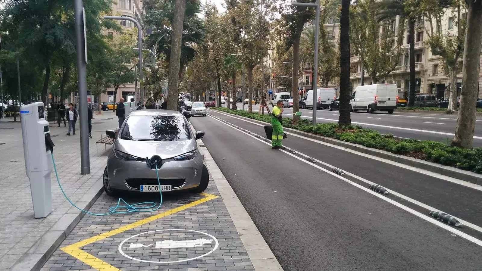 La Generalitat pretén impulsar la venda de vehicles elèctrics amb la subvenció directa als compradors.