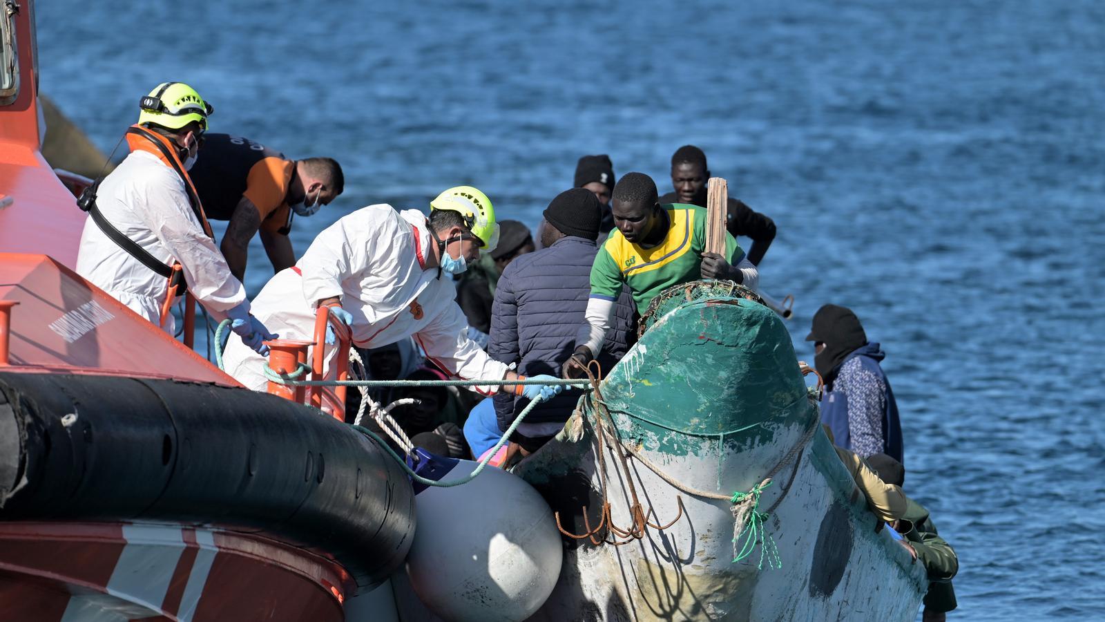 The 'Salvamar Ácrux' of Maritime Rescue in Liuda to disembark the 58 people rescued from a 'cayuco' in the port of the island of El Hierro.