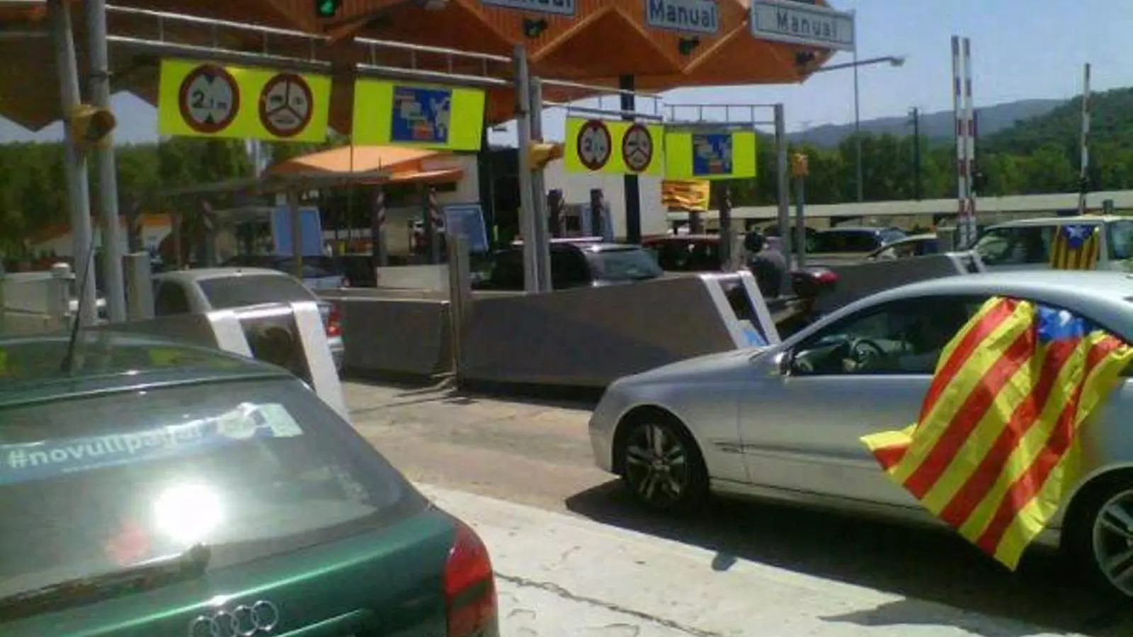 Cotxes que s'han sumat a la campanya #novullpagar al peatge de Mollet / @proupeatges