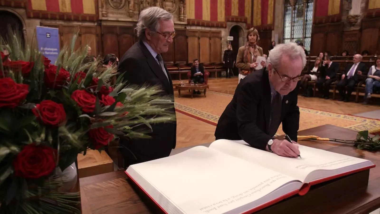 John Banville escrivint una dedicatòria al Gran Llibre de Sant Jordi a l'Ajuntament de Barcelona / ARA