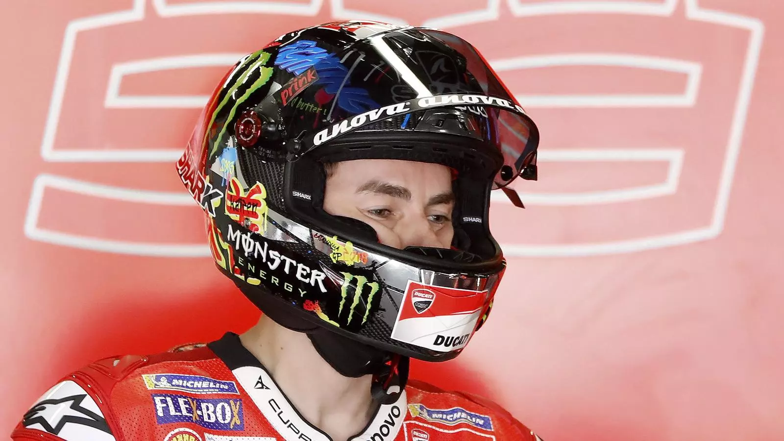 Jorge Lorenzo, al box de l'equip Ducati al Circuit de Barcelona-Catalunya