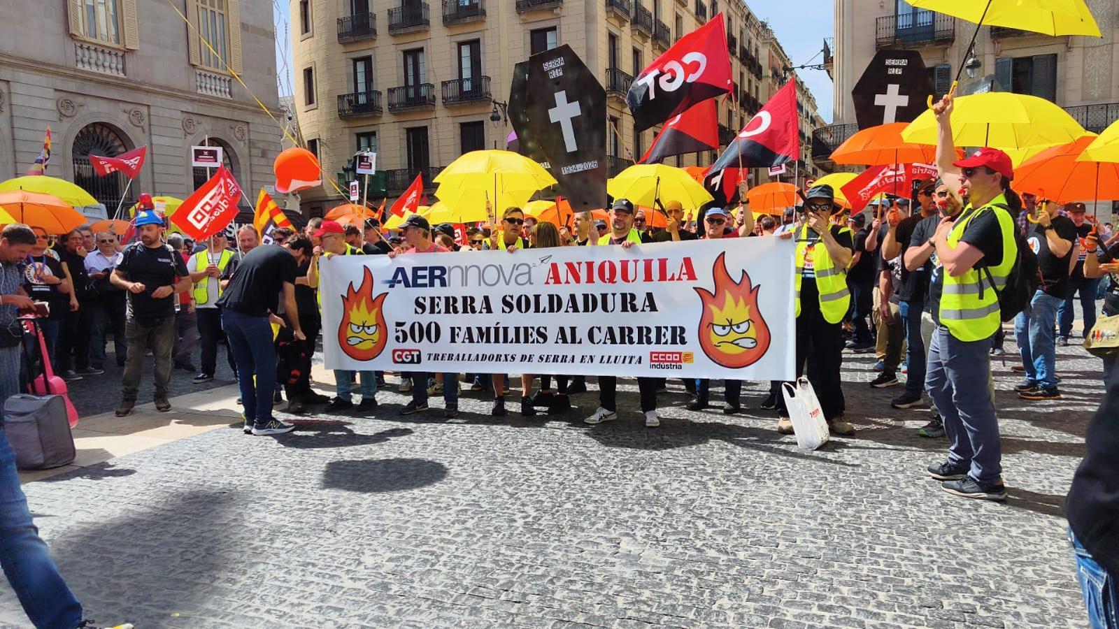 La protesta de la plantilla de Serra Soldadura en la plaza Sant Jaume.