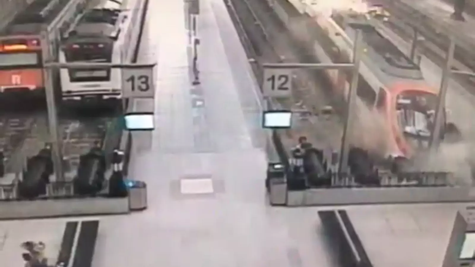 Una càmera de seguretat va captar el moment del xoc del tren a l'estació de França
