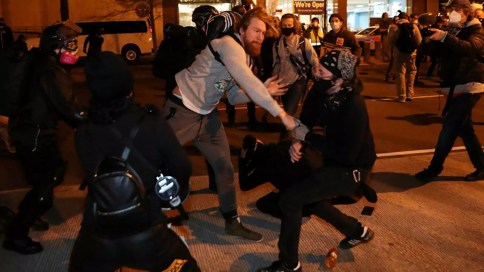 Un seguidor de Trump s'enfronta a contra-manifestants a Washington després d'una manifestació per denunciar frau electoral.