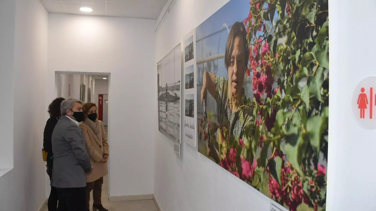 El batle d'Inca, Virgilio Moreno, contempla una fotografia de l'exposició