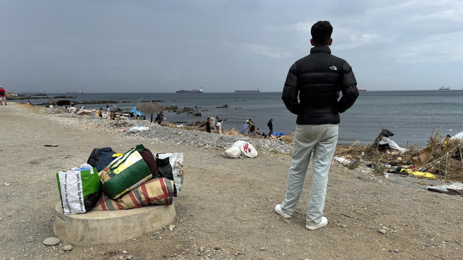 Un hombre solo mirando la playa del Trampolín, medio vacía después del desalojo.