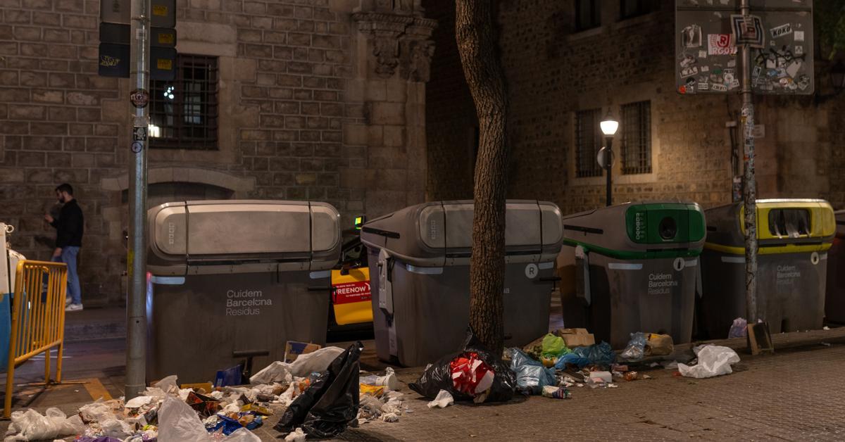 La acumulación de basura en la calle indigna a los vecinos del Raval