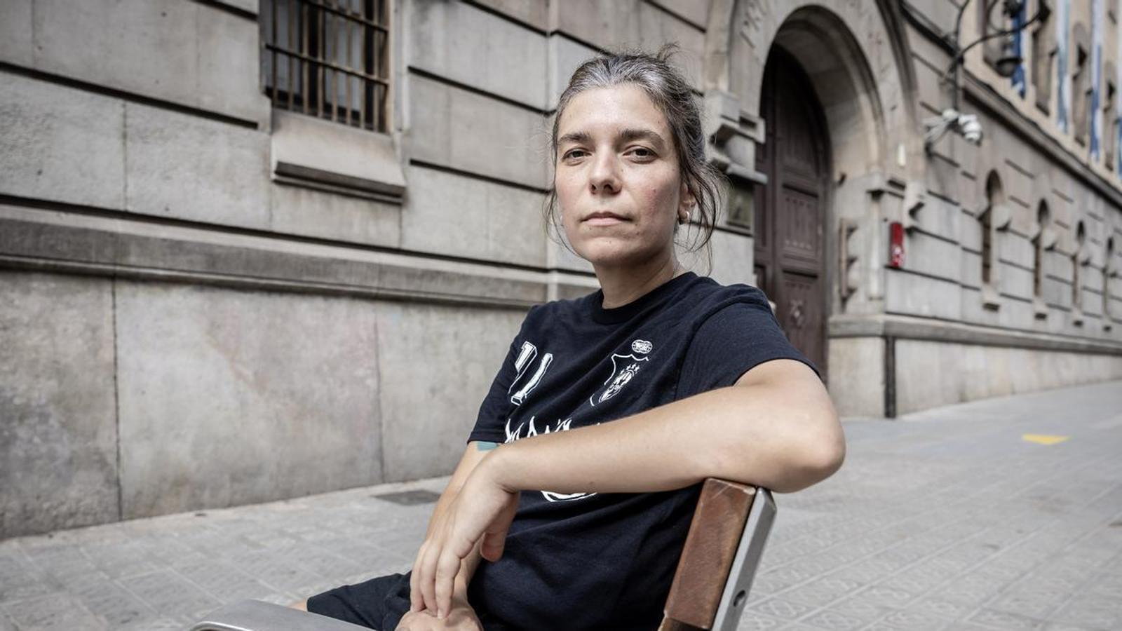 La editora de No Libros, Bia Bittencourt, delante de la prisión Modelo de Barcelona.