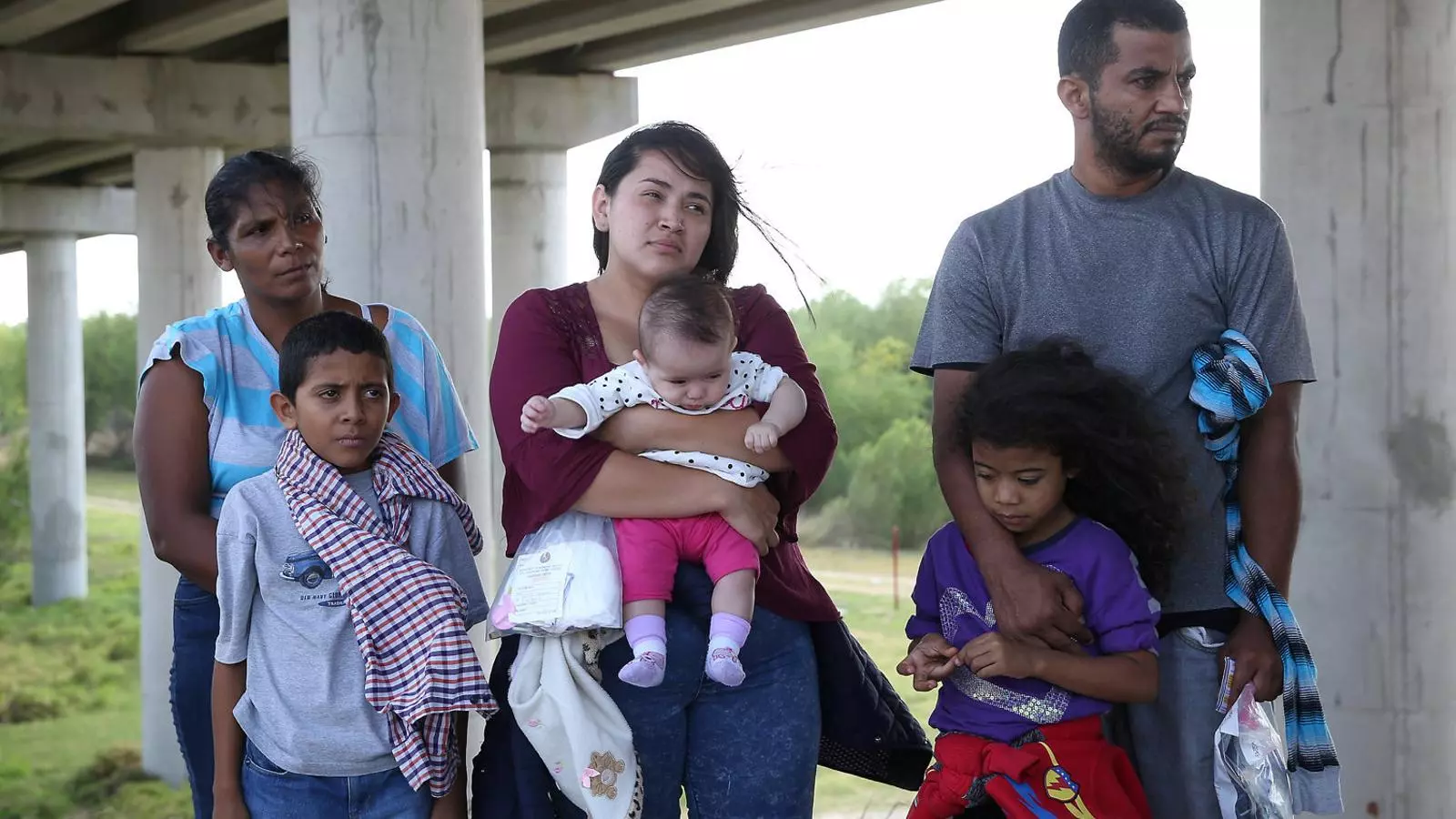 Famílies senceres són detingudes a la frontera quan entren als EUA, tot i que la majoria de nens retinguts han arribat sols.