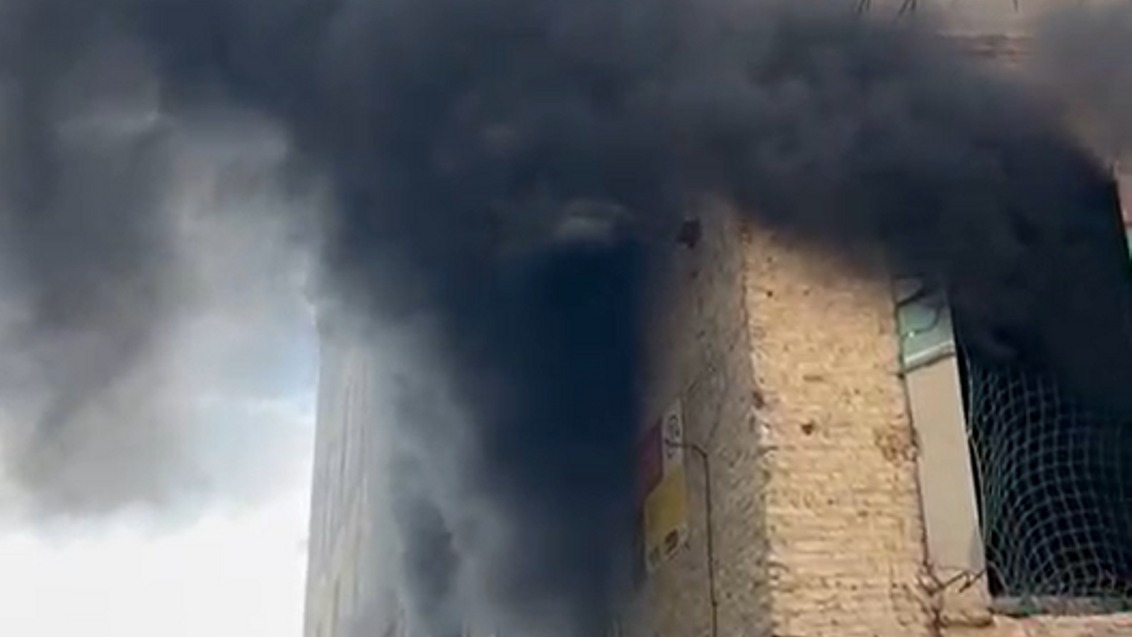 Smoke in El Raval due to a fire in a building under renovation