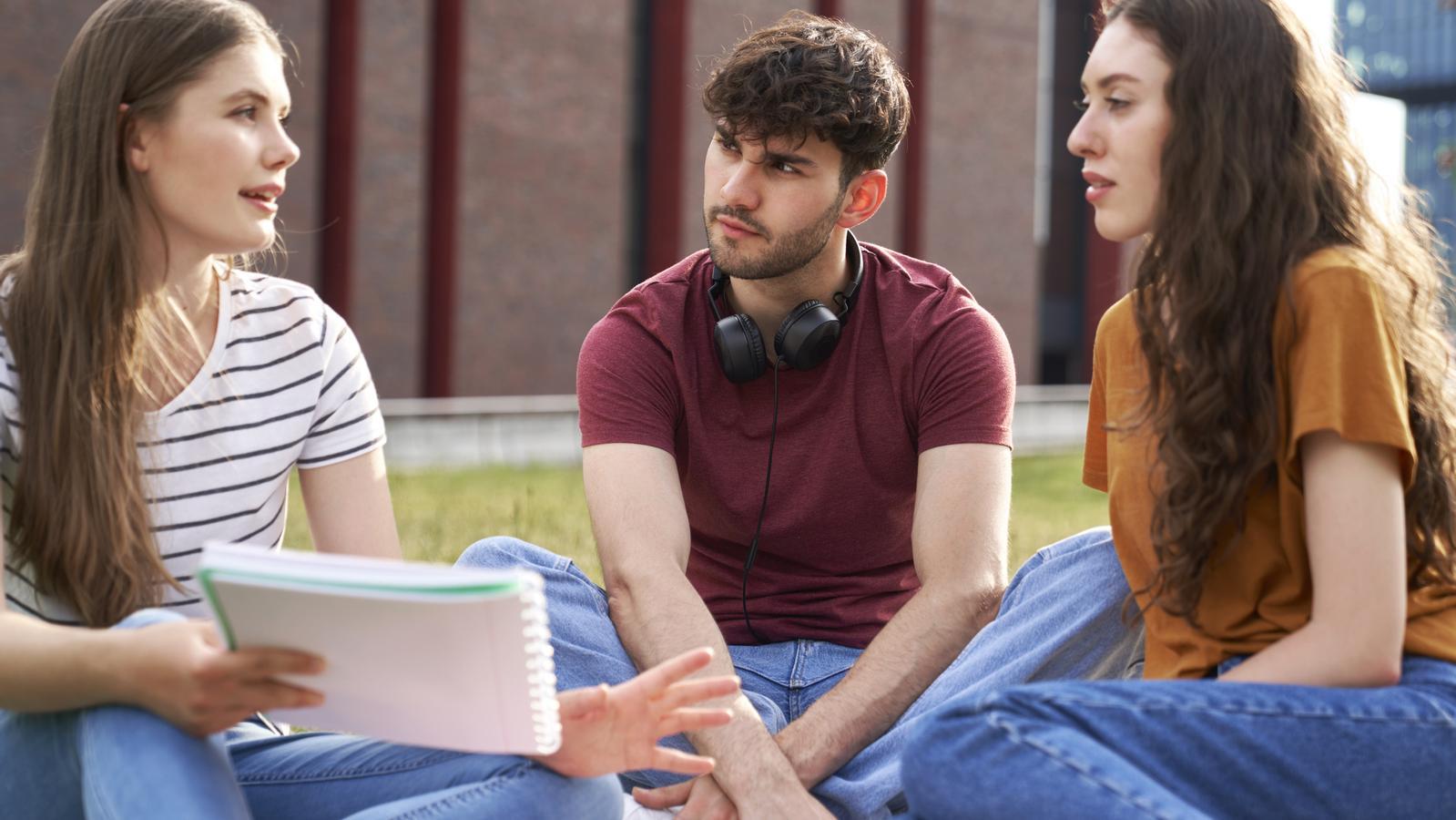 Tres estudiantes en la Universidad.