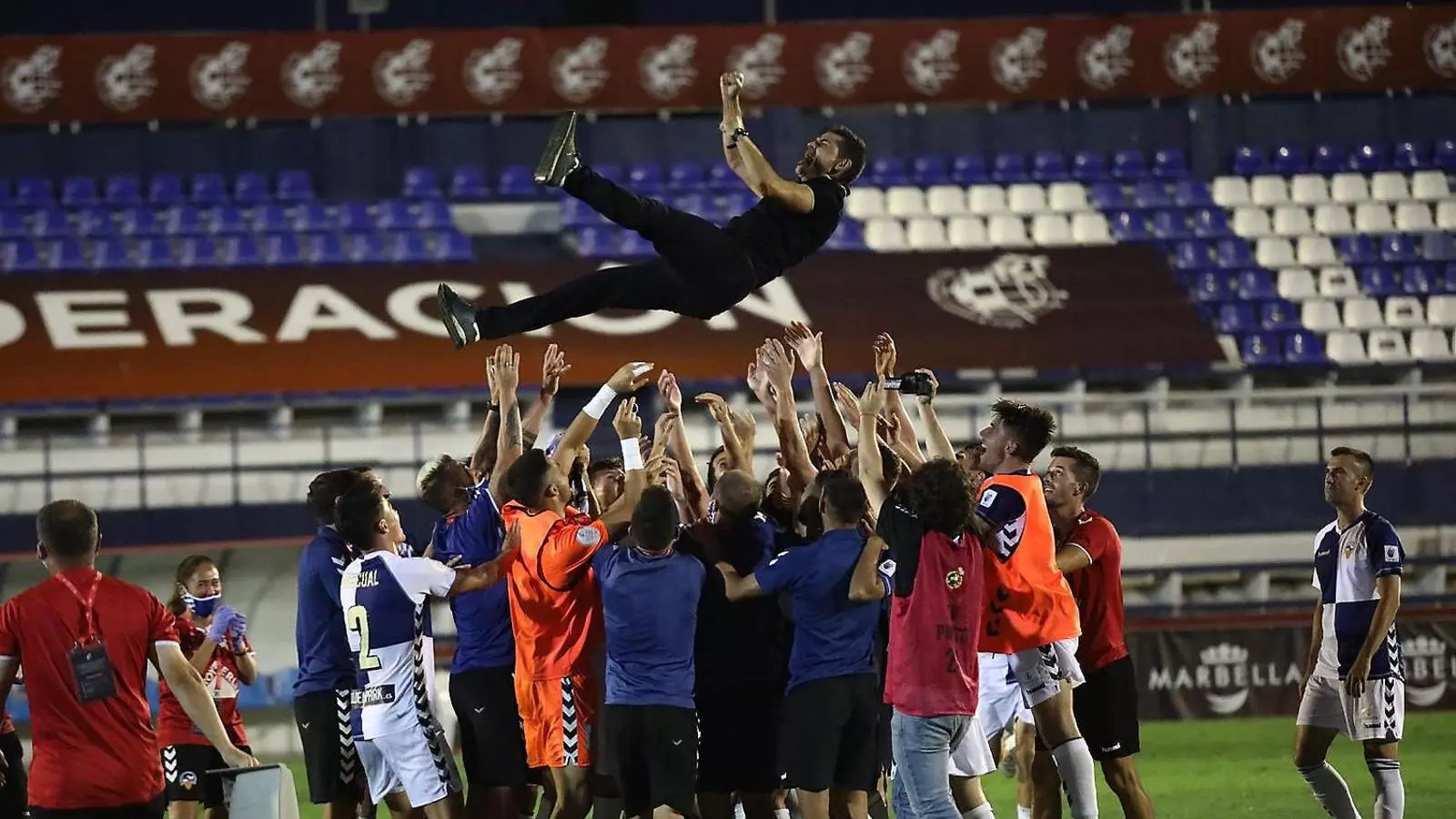 Els jugadors del CE Sabadell mantejant el seu tècnic,
Antonio Hidalgo.
