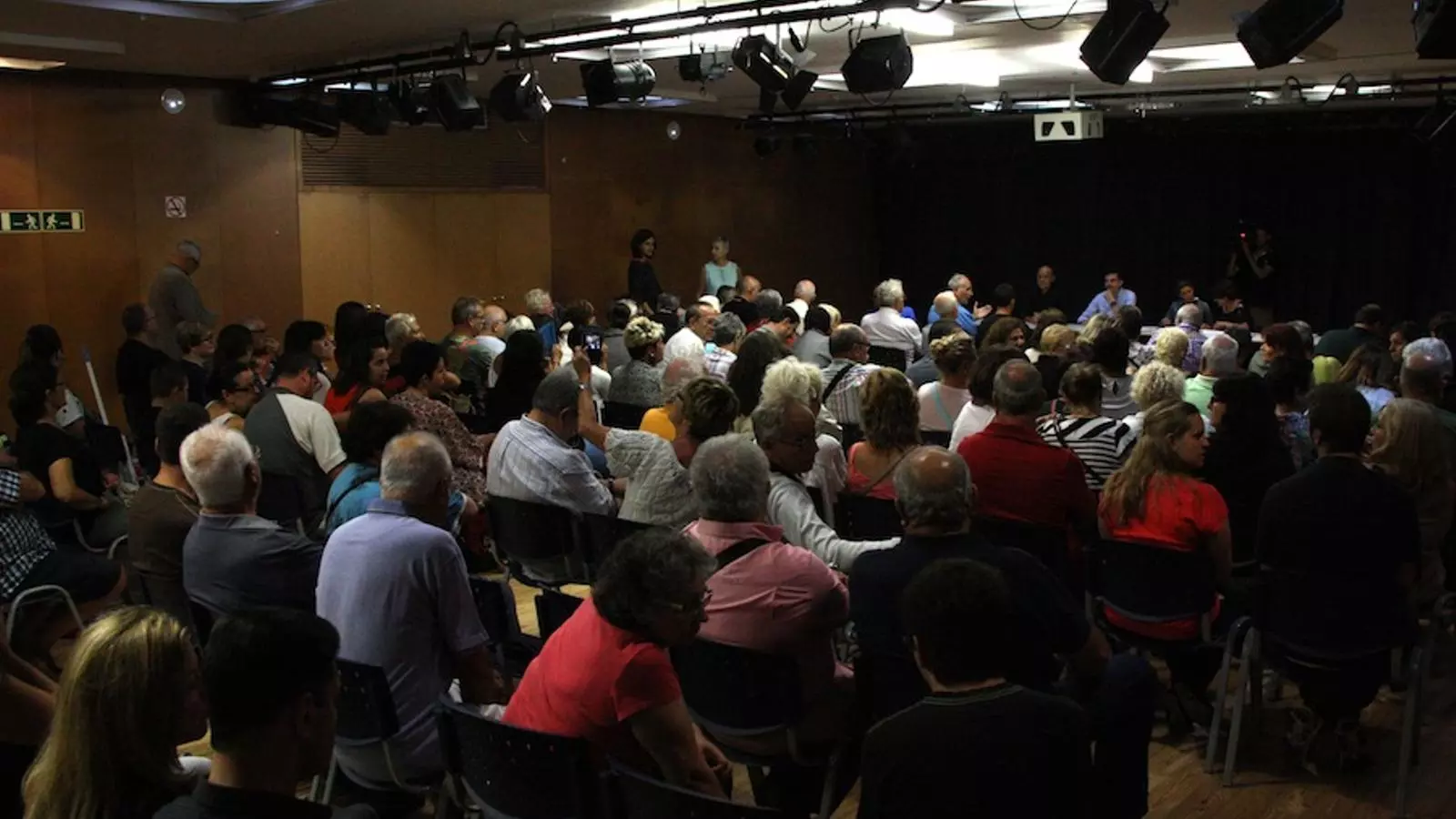Imatge de la trobada entre veïns i responsables municipals, aquest divendres al Centre Cívic de la Barceloneta / ACN