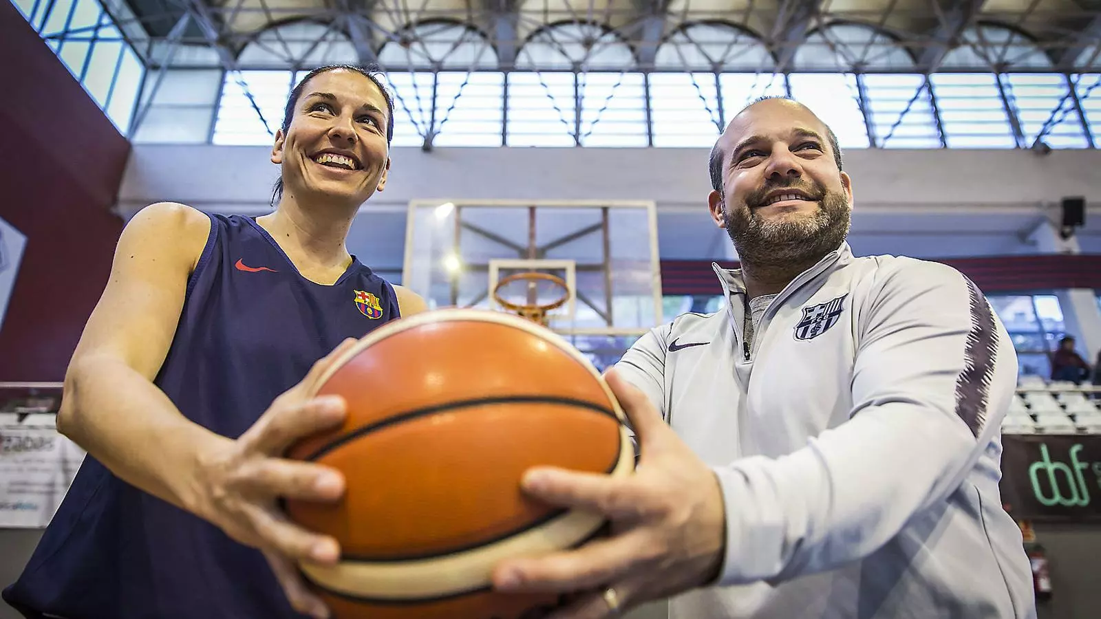 La capitana del Barça CBS, Anna Boleda, i l’entrenador de l’equip, Isaac Fernández.